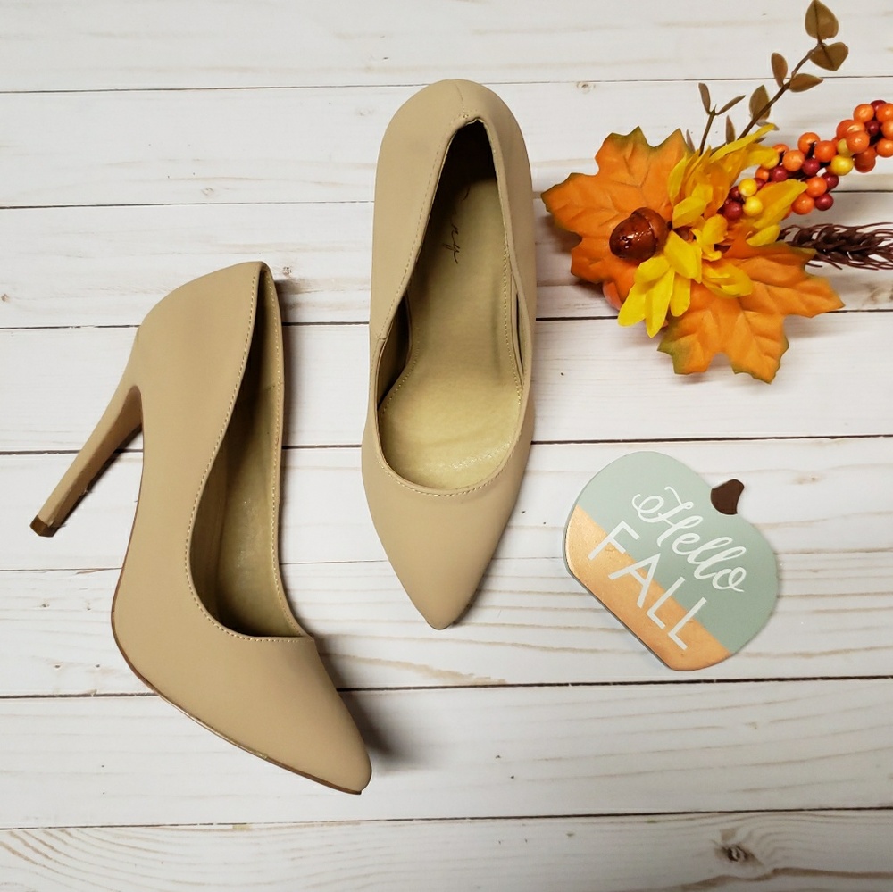 NWT - Yuni-1 Nude Glaze Pointy Toe Pumps